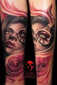 Rankos spalvos tikroviška moterų kaukė ir rožių tatuiruotė