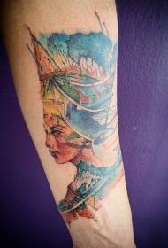 Braccio del colorato tatuaggio della regina egiziana