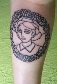 kleine arm ronde met mooie vrouw portret tattoo patroon