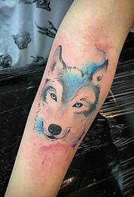 Der kleine Arm, der Wolfkopf spritzt, malte Tätowierungsmuster