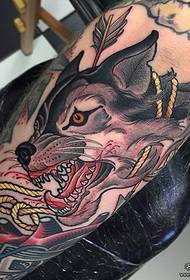 Testa di lupo a forma di tatuaggio di scuola europea e americana