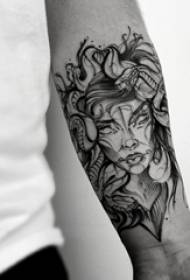 Patrón de tatuaxe de serpe e rapaza brazo crude na imaxe do tatuaje da serpe e da nena