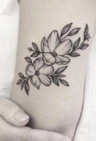 9 kusů jednoduchých květinových tetovacích prací složených z tečkovaných linií na paži