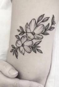 9 stikken platte tatoetwurken fan platte blommen gearstald út stippele rigels op 'e earm