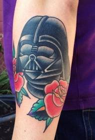 Armkleur Darth Vader se helm en roos tatoeëring