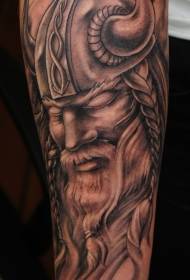 Kahverengi viking savaşçısı portre dövme deseni kol