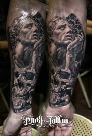 Arm steingeschniddene Statue mat Schädel Tattoo