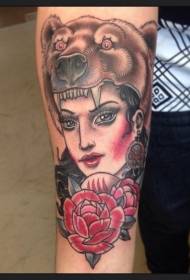 Arm old school couleur belle femme avec motif de tatouage de casque rose et ours