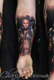 Tattoo ҷангии рангин занона дар сабки реализм