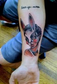 Рука татуировки, рука мужчины, маска кролика и татуировки персонажей