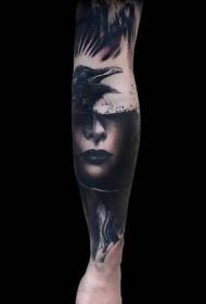 Hulagway sa usa ka babaye nga adunay gamay nga bukton ug sumbanan sa tattoo sa uwak