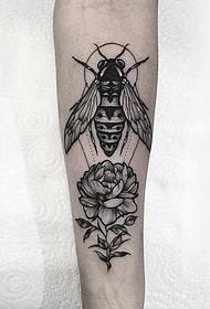 Mažas bičių gėlių tatuiruotės rankos taškas
