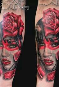 Portret van sexy vrou met armkleurige roos en tatoeëermerk