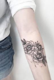 Petite image de tatouage de fleur de frêne noir frais sur le bras