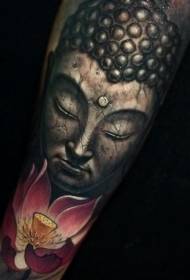 Rankos tikroviškos akmens drožybos stiliaus Budos statulos ir lotoso tatuiruotė