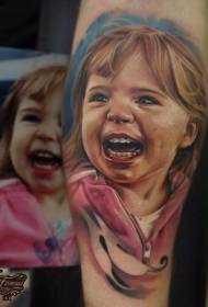 Tatuaggio sorridente del ritratto della ragazza realistica di colore del braccio