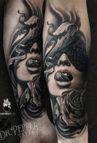 рука чорно-білі жіночі маски і троянди татуювання візерунок