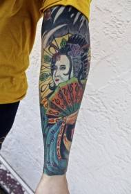 Ескі мектеп стиліндегі түсті гейша татуировкасы