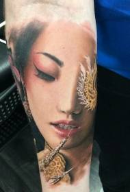 Muaj yeeb yuj Esxias geisha portrait tattoo txawv hauv caj npab tiag tiag style