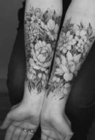 Dievietei piemērotu vienkāršu ziedu tetovējumu 9 attēli