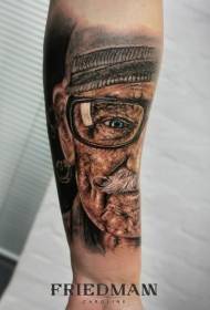 Modello realistico del tatuaggio del ritratto dell'uomo anziano di stile realistico del braccio
