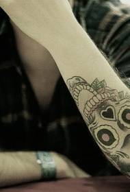 Brazo color cráneo amor tatuaje patrón