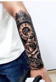 Black Arm Clock Tattoo - Eine Reihe von schwarzen Kompass-Tätowierungen auf einem kleinen Arm