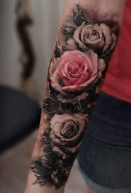 小手臂美麗的色彩逼真的玫瑰紋身圖案