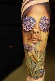 Oboroženi realizem v barvi žensk s cvetjem tatoo