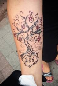 Arm enkel hemlagad som ett blommande tatueringsmönster för träd