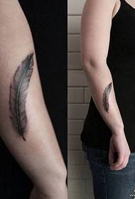 Moteriškos rankos plunksnos tatuiruotės modelis