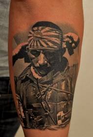 Tattoo i gjallë japoneze Kamikaze Warrior në stilin e realizmit të krahut