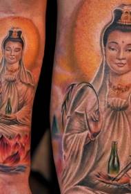 рука прыгожага колеру Гуаньіна з малюнкам татуіроўкі сядзення лотаса