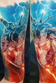 Tatuaggio colorato cuore umano e lampo in stile realistico braccio