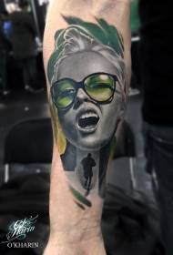 Naoružajte moderni stil šarene žene portretni uzorak tetovaža