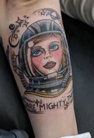 Asino della ragazza del modello del tatuaggio dell'astronauta sull'immagine colorata del tatuaggio dell'astronauta