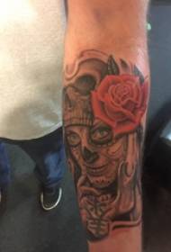 恐怖纹身  男生小臂上恐怖的骷髅纹身图片