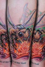 Arm kleur vlieg by en gloeiende blomme tatoeëringpatroon