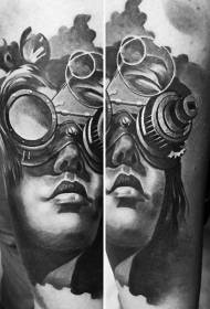 Ručno sivi oprani ženski portret sa smiješnom tetovažom maske