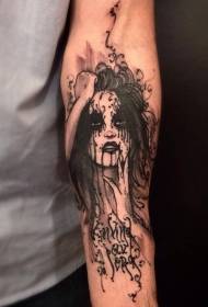 donna raccapricciante con lettera tatuaggio modello