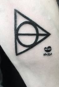 Triangle de petit bras noir avec cercle et motif de tatouage numérique