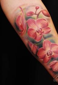 lengan realistis gaya pola tato bunga berwarna