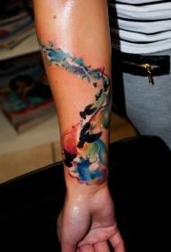Petit groupe d'oiseaux noirs volants avec des motifs de tatouage de nuage coloré