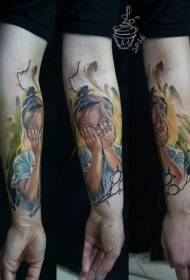 小さな女の子のタトゥーパターンを泣いている腕の色