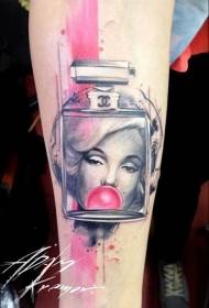 Zabawa na ramię z kolorową kombinacją perfum z tatuażem portret kobiety