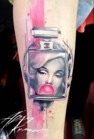 Braccio divertente combinazione bottiglia di profumo di colore con tatuaggio ritratto di donna