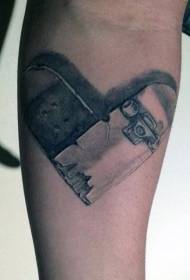 Braccio realistico a forma di cuore a forma di tatuaggio di pattino rotto