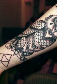 Рука чорно-біла сова з трикутником татуювання візерунком