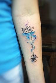 Piccolo modello di tatuaggio per barche con piccolo inchiostro fresco