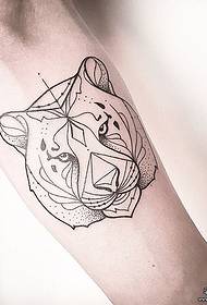 Vzorec tetovaže lev z majhno ročico